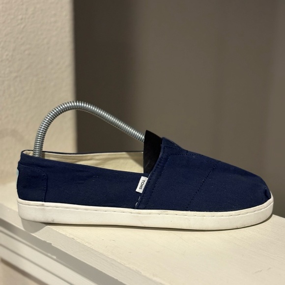TOMS Classic Canvas Shoes Girls Youth Size 5Y Navy Blue Slip On Casual Shoes - Picture 2 of 9